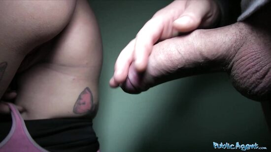 Высокая блондинка трахается за деньги