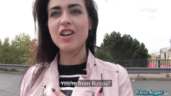 Симпатичная крошка трахается с незнакомцем за деньги