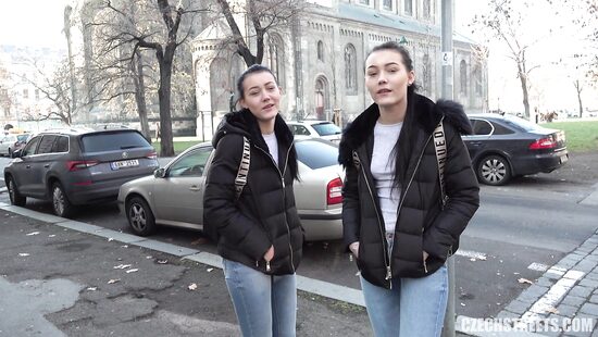 Наивные близняшки