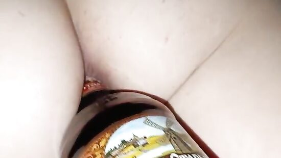 Засунул бутылку в жопу спящей подруге