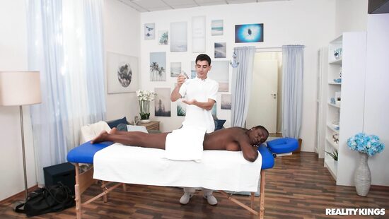 Массаж киски, а не измена