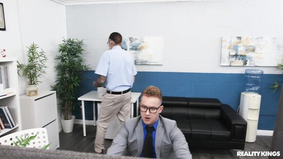 Работа кипит, пока член стоит