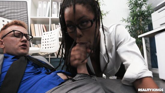 Работа кипит, пока член стоит