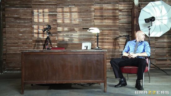 Hot Woman Is Posing And Getting Naked photos