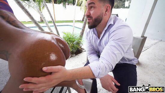 Забегая наперед, она трахнется со страховщиком