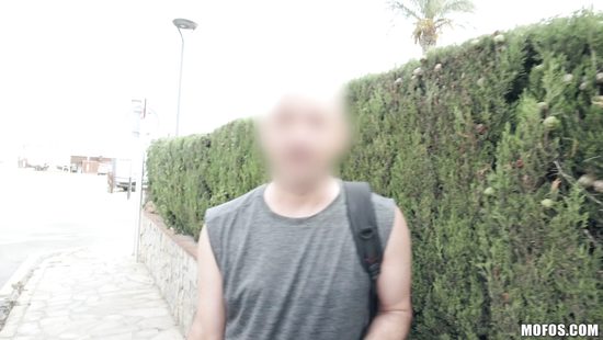 В Испании негритянка дала за деньги французскому пикаперу на улице