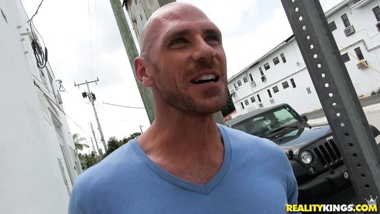 В примерочной магазина грудастая милфа нашла для себя здоровый член