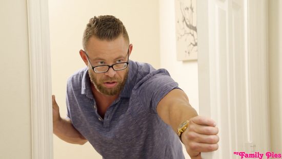 Хотела подшутить над предками и случайно трахнулась с соседом