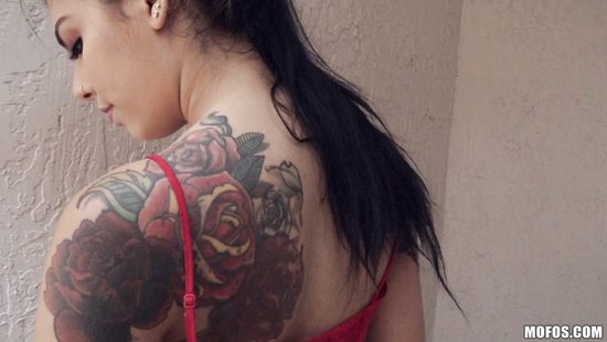 За такие деньги шикарная латинка раздвинула ножки перед пикапером