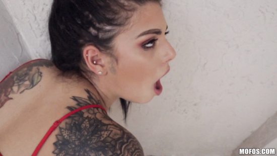 За такие деньги шикарная латинка раздвинула ножки перед пикапером