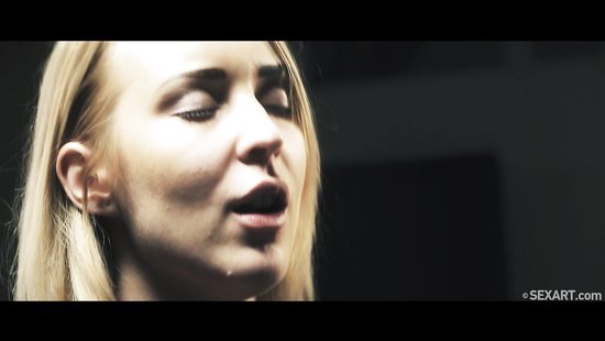 Вместо разговоров сделала любимому минет и раздвинула стройные ноги