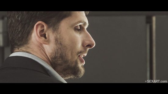 Поймал секретаршу в своём компьютере и трахнул сучку за любопытство