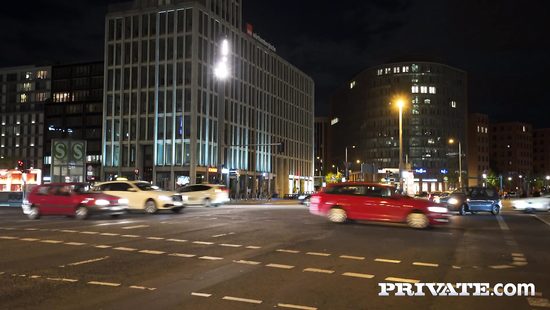 На вечеринке в Берлине познакомилась с усатым самцом и дала ему в попку