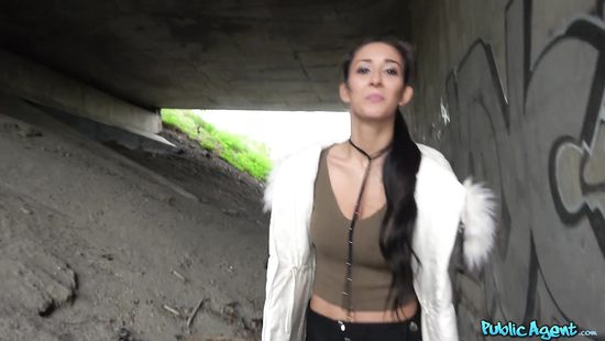 За 400 евро подписалась на фотосессию, а за 800 отдалась пикаперу