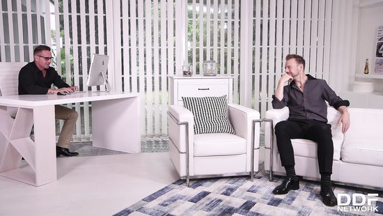 Заместители в два члена трахнули в офисе совершеннолетнюю дочку директора