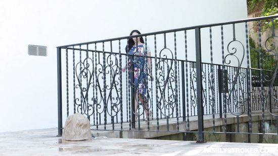 Мачеха снимает на камеру секс взрослого соседа и своей падчерицы