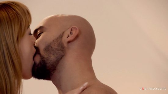 Нацепил на лицо страпон и довёл рыжую подругу до оргазма в позе 69