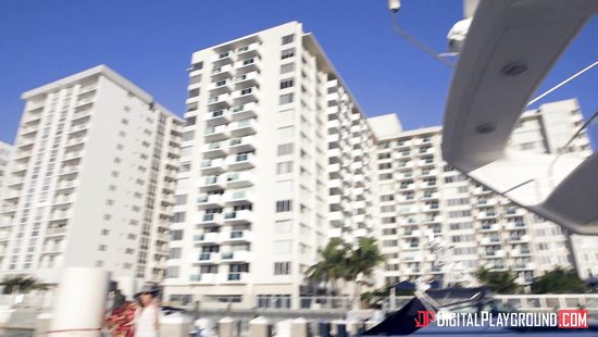 Продавец яхты по тихому отжарил взрослую жену богатого покупателя