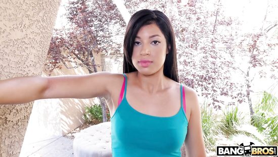 Пригласила в гости мощного негра, мечтая о его огромном члене