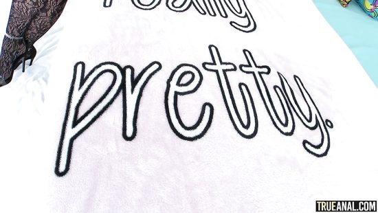 Секс бомба с шикарными формами наслаждается анальным сексом