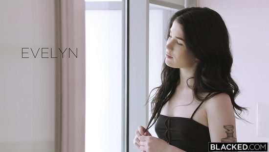 Межрассавая групповуха двух темноволосых подружек и огромного негра