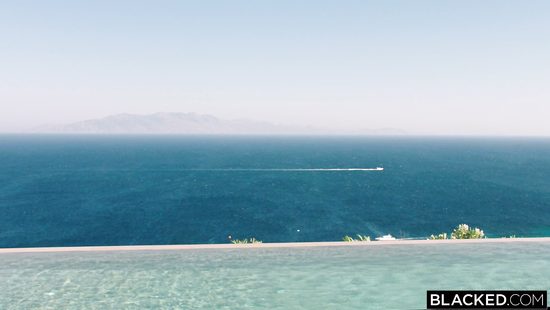 Греческие каникулы для гибкой блондинки закончились чёрным членом в попке