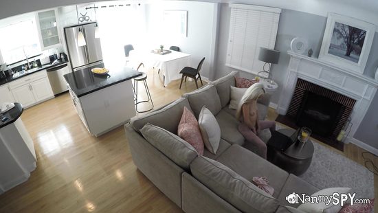 На вебкамеру блондинка подрочила киску и пошла шпилится к приятелю