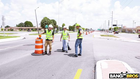 Гастарбайтеры не отказались трахнуть в лимузине трех голодных лесбиянок