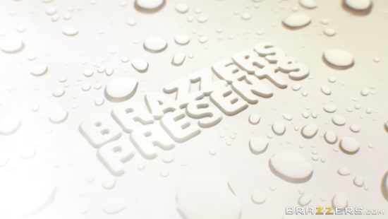 Чистая падчерица вышла из душа и присосалась к члену седого отчима