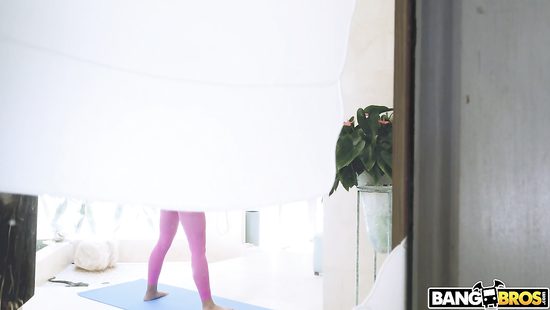 Разорвал на стройной фитоняшке лосины и оттарабанил в сочную задницу