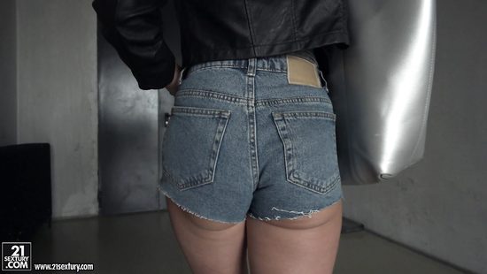 Непослушная балерина пригласила бойфренда в студию и отдалась в очко