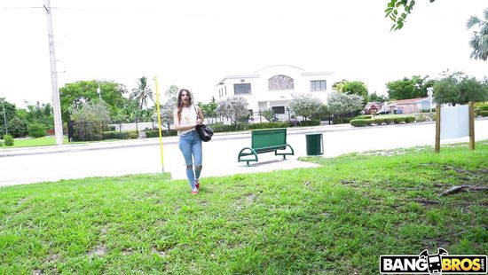 За 400 баксов латинка показала сиськи и дала пикаперу в машине