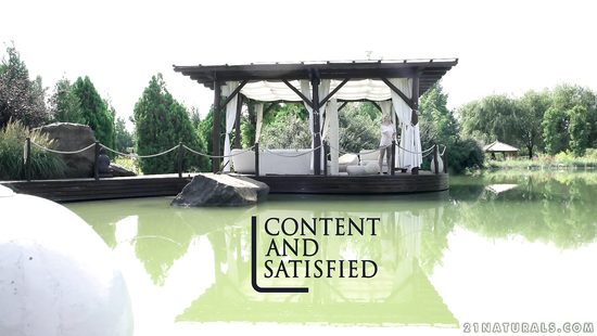 В беседке на берегу реки бойфренд присунул в попку нежной блондинке