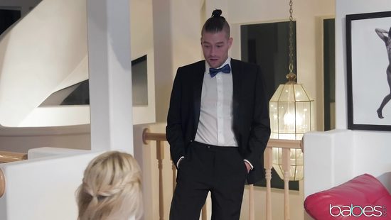 Горничная блондинка соблазнила на секс молодого гостя