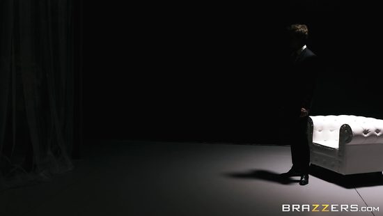 Обалденная стриптизёрша впустила в попку член русского клиента