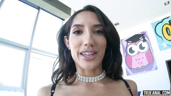 Латинке с натуральными сиськами друг чуть не порвал очко толстым членом