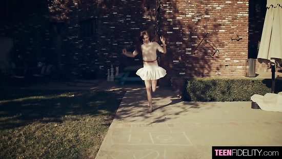 Немолодой самец жёстко отодрал развратную молоденькую соседку