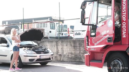 Водитель эвакуатора не отказался взять оплату с блондинки натурой