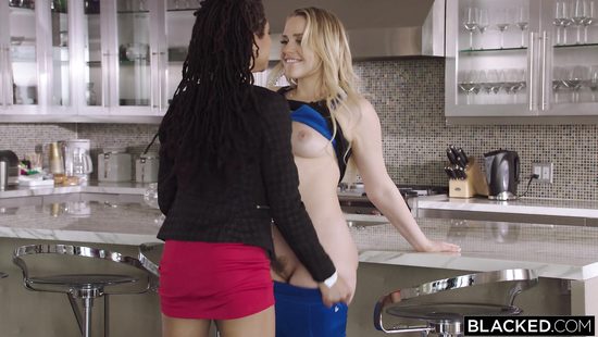 Mandingo спалил супругу за лесби сексом и оттрахал обеих красоток