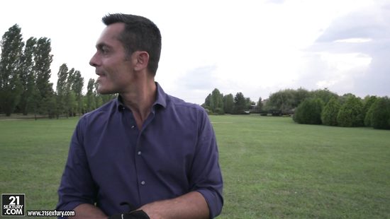 Помешала другу играть в гольф, предложив потрахаться на свежем воздухе