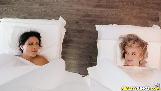 Массажисту подфартило прочистить попки двум красивым лесбиянкам