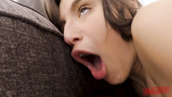 Здоровяк чёрным членом прочистил большую задницу молодой прошмандовки