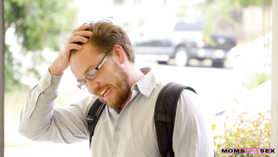 Пожилая мачеха обалдела от вида огромного члена пасынка студента