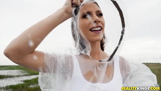 Нагуляла на природе сексуальный аппетит и утолила голод дома с приятелем