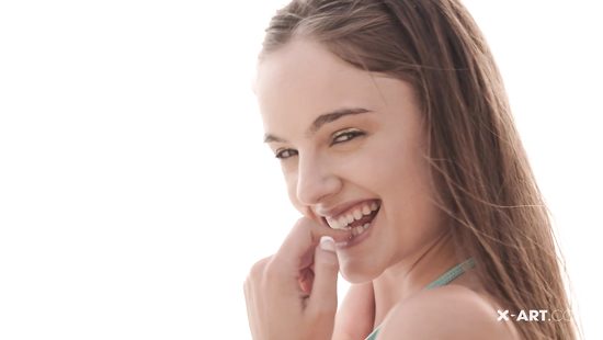 Красивая молодая девушка на лужайке мастурбирует любимой игрушкой