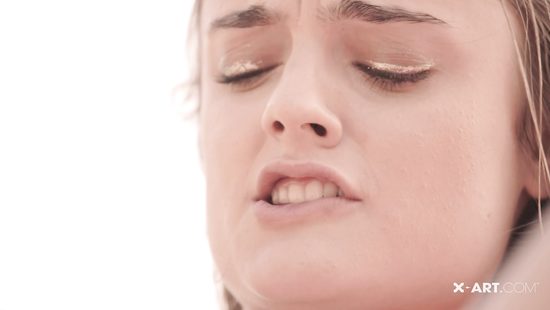 Красивая молодая девушка на лужайке мастурбирует любимой игрушкой