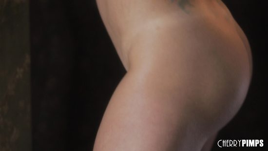 Недотраханная блонда получает сольный оргазм при помощи вибратора