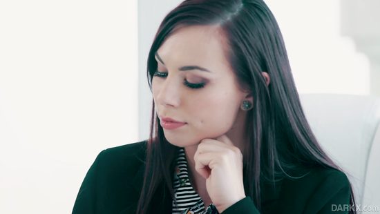 Бизнес леди ради контракта готова  на чёрный болт партнёра