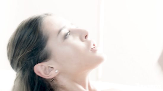 Утренний красивый секс молодой девчонки с горячим парнем