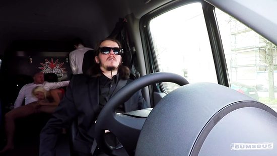 Пикапер в костюме развёл на секс в машине грудастую чешскую красотку